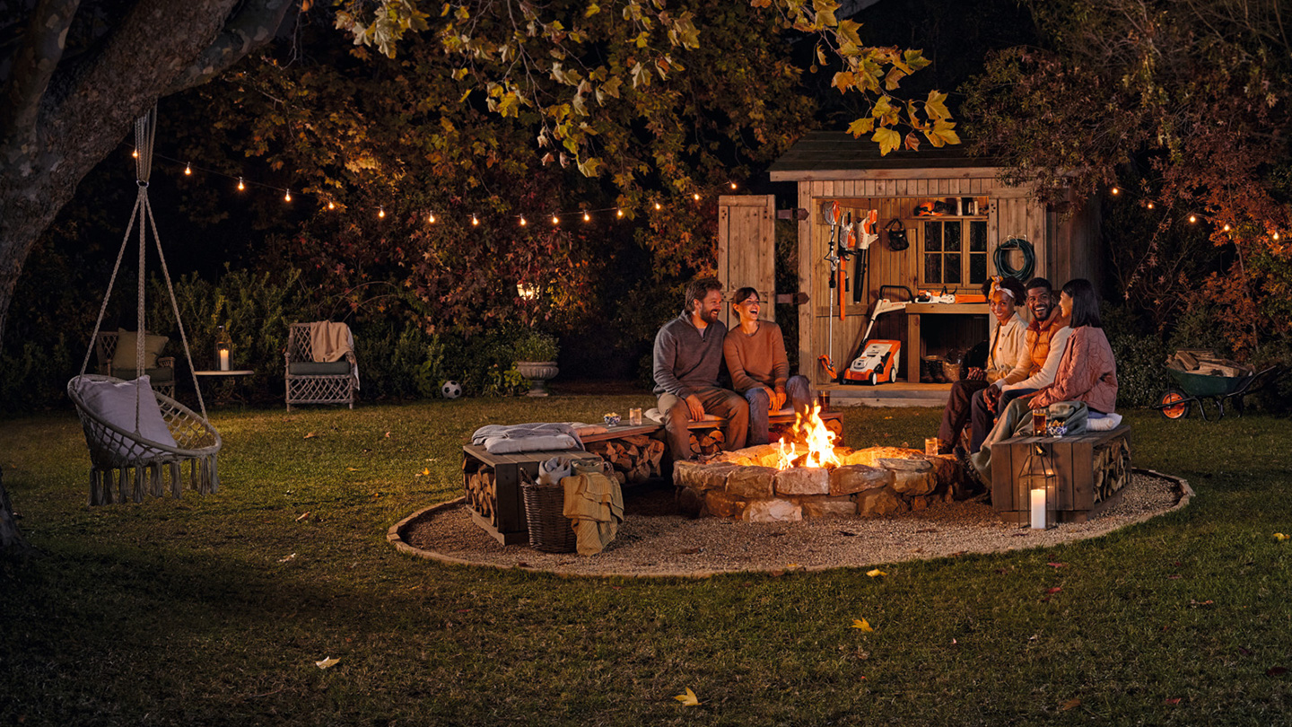 Gruppe von Freunden um ein Lagerfeuer