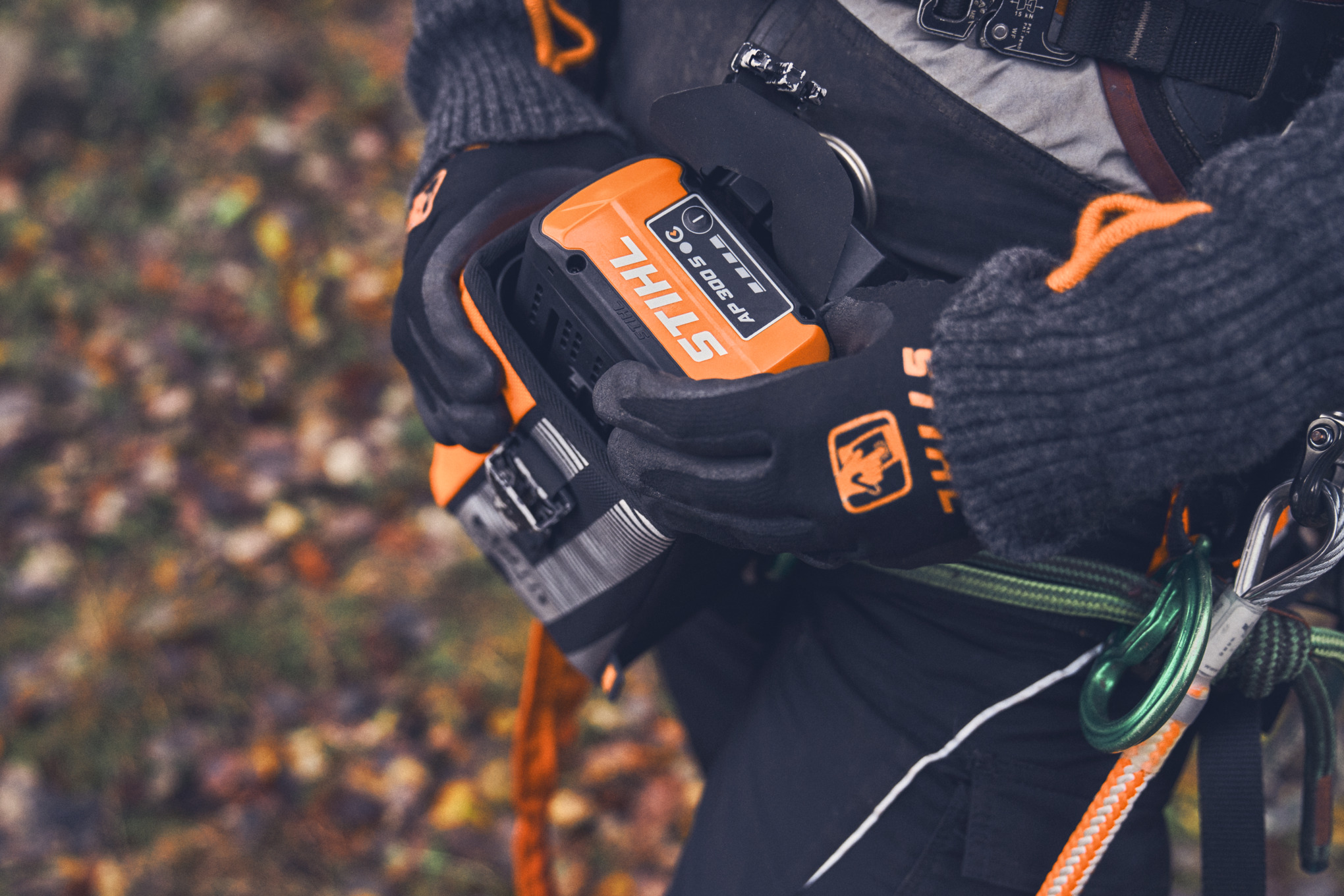 Der STIHL Akku AP 300 S wird in eine Tasche gesteckt